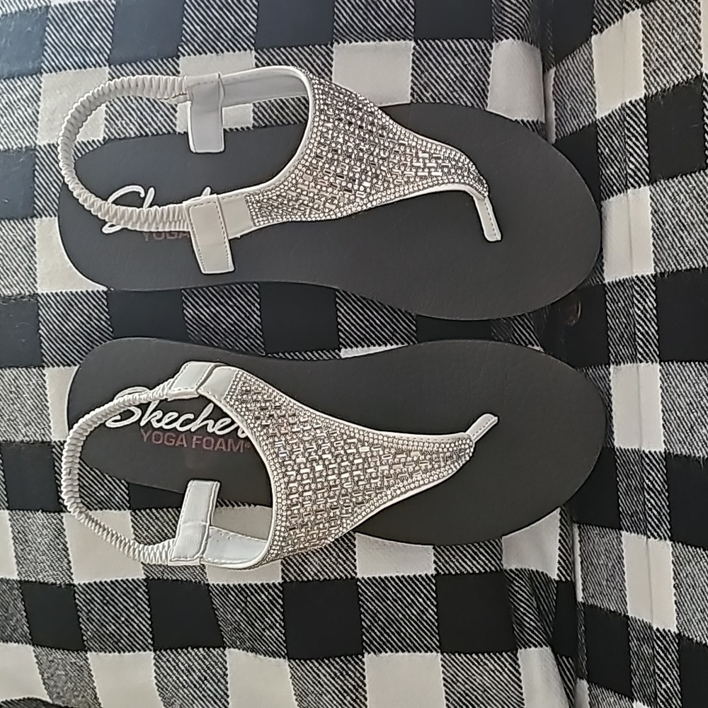 New Skechers yoga foam sandals 8